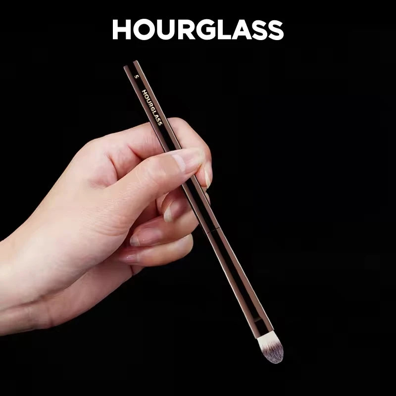 Hourglass Makeup Brush- No.5 Small Concealer Brush Soft and Skin-friendly Fiber Hair Cover up Flaws Fashion Design Face Brush Quake