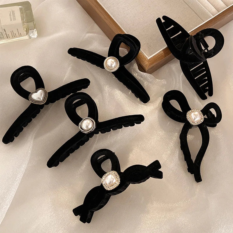 1pcs Black Velvet Simple Hair Claw Korean Vintage Elegant Pearl Large Hair Claw Women Girls Hair Styling Headwear Shark Hairpins Quake
