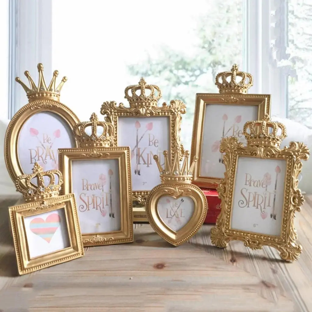 Decorative Gold Photo Frame Resin Crown Stand Vintage Golden Frame for Setup Decoration and Wedding Party Home Decor Quake