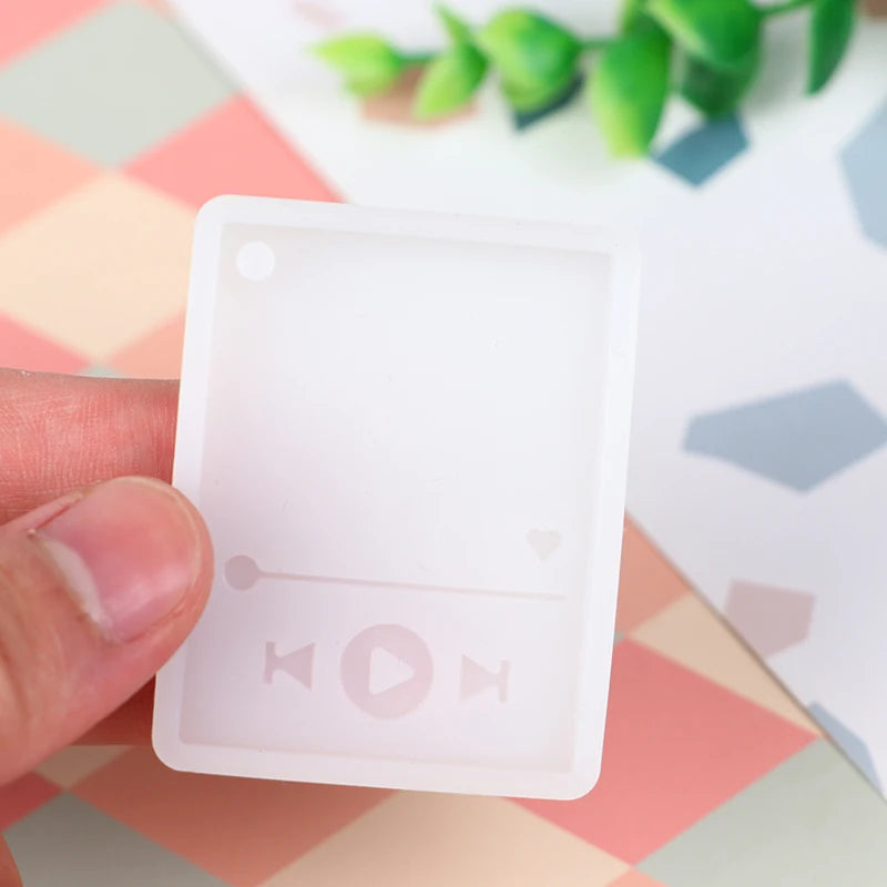 1Pcs Super Glossy Epoxy Resin Player Mold Keychain Casting Silicone Mould DIY Crafts Quake 1Pcs