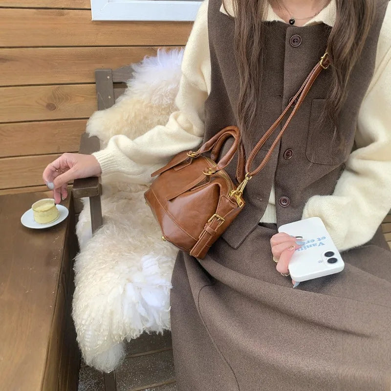 Versatile Portable Bowling Bag Women's Autumn and Winter New Retro Fashion Pillow Bag Commuter Shoulder Messenger Bag Quake