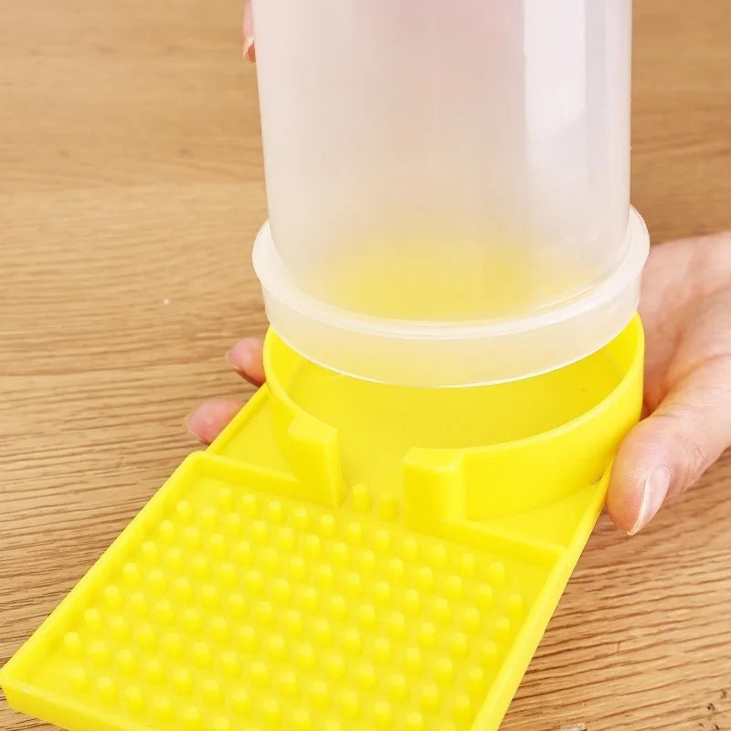 2/1PCS High-Capacity Bee Waterer Point Type Bee Drinking Water Tools Automatic Plastic Water Troughs for Chick Poultry Waterers Quake