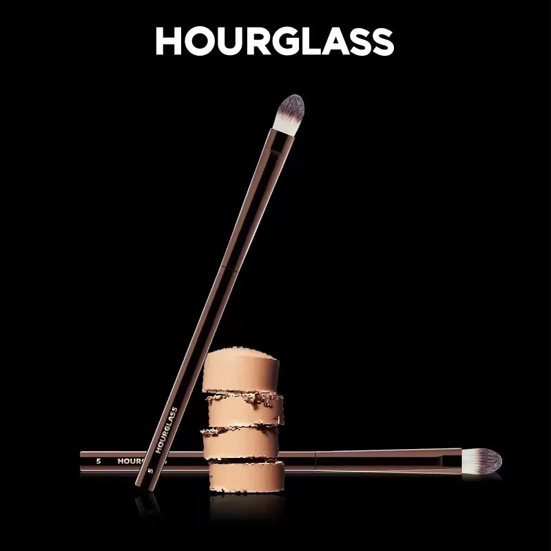 Hourglass Makeup Brush- No.5 Small Concealer Brush Soft and Skin-friendly Fiber Hair Cover up Flaws Fashion Design Face Brush Quake