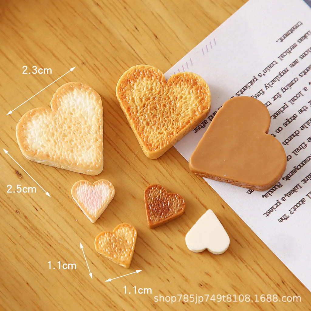 40pcs Kawaii Resin Simulation Heart Toast Food Play For Doll House Micro Landscape DIY Kitchen Food Desktop Ornament Accessories Quake