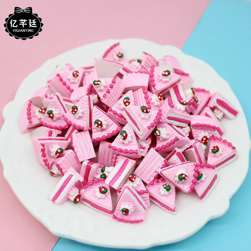 20Pcs Simulation Triangular Sandwich Strawberry Cake Resin Miniature Dollhouse Food Pretend Play Toys For Dollhouse Accessories Quake