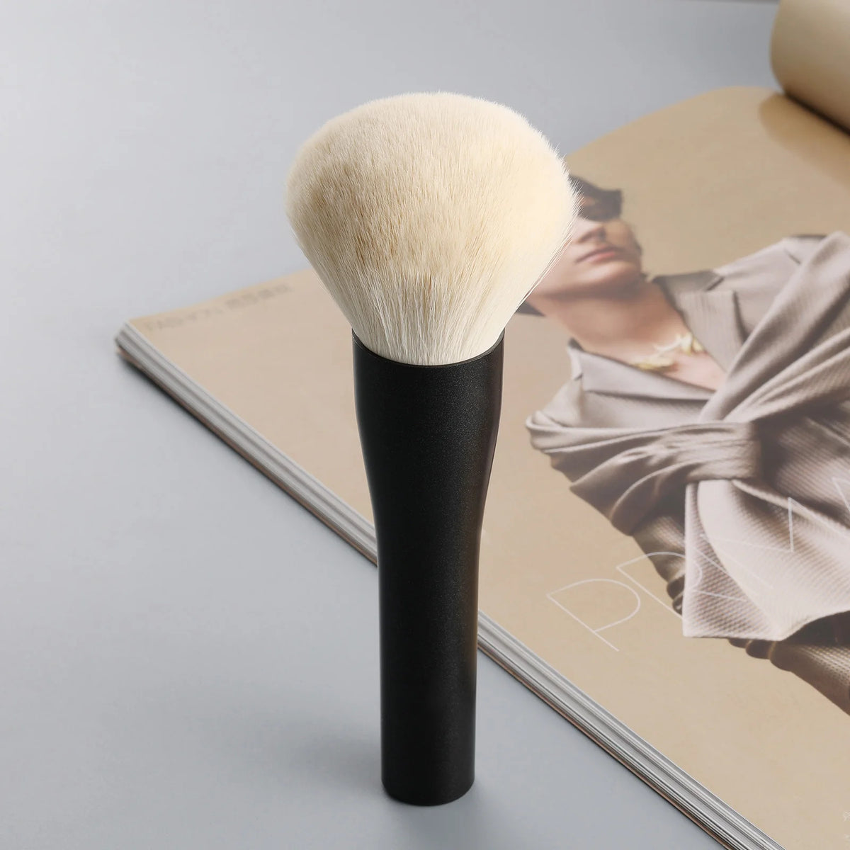 Single Large Powder Brush Professional Soft Synthetic Bristles Gentle For All Skin Types Ideal For Setting Powder Daily Makeup Quake