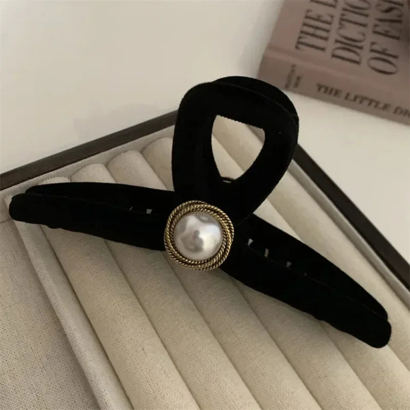1pcs Black Velvet Simple Hair Claw Korean Vintage Elegant Pearl Large Hair Claw Women Girls Hair Styling Headwear Shark Hairpins Quake