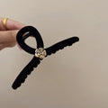 1pcs Black Velvet Simple Hair Claw Korean Vintage Elegant Pearl Large Hair Claw Women Girls Hair Styling Headwear Shark Hairpins Quake NO.3