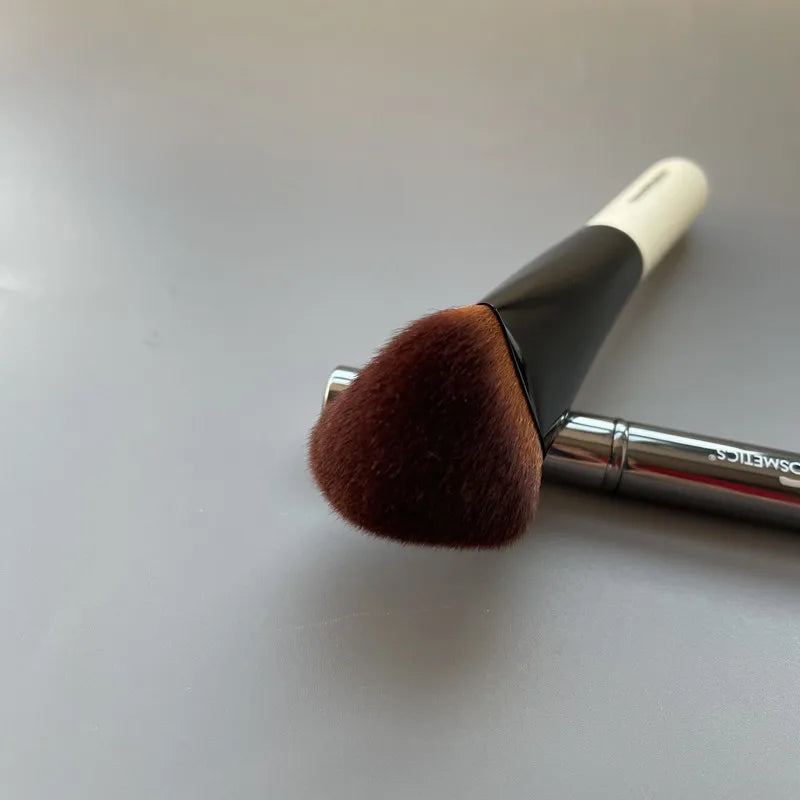 Triangle Foundation Makeup Brush Precise Buffing Liquid Foundation Cosmetic Brush Concealer Beauty Brush Make up Tools Quake