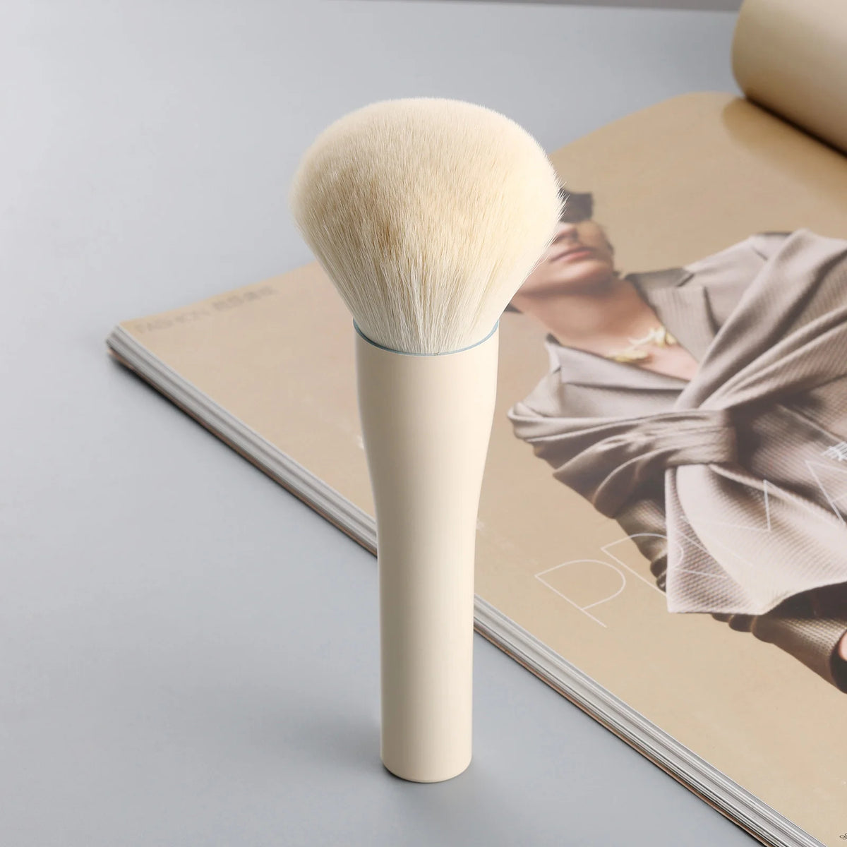 Single Large Powder Brush Professional Soft Synthetic Bristles Gentle For All Skin Types Ideal For Setting Powder Daily Makeup Quake White