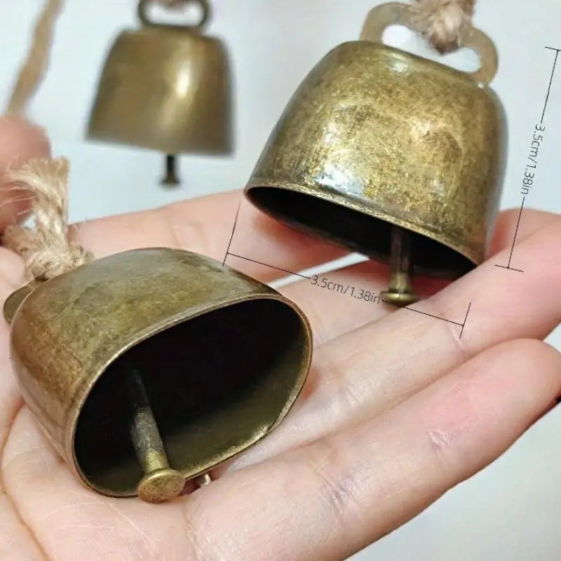 1Pcs Vintage Bell Pendant Rustic Metal Hanging Decorative Bell with Jute Rope Vintage Wind Chimes Wall Hanging Home Decor Quake