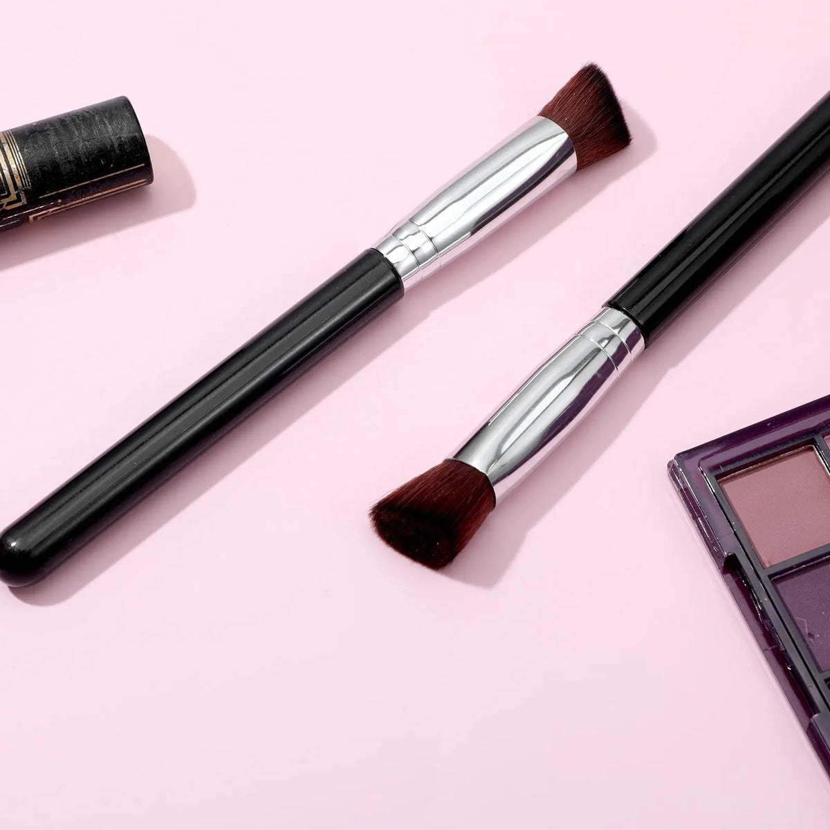 Makeup Brush Professional Concealer Brush, Triangle Brush Head, Soft Bristles Quake