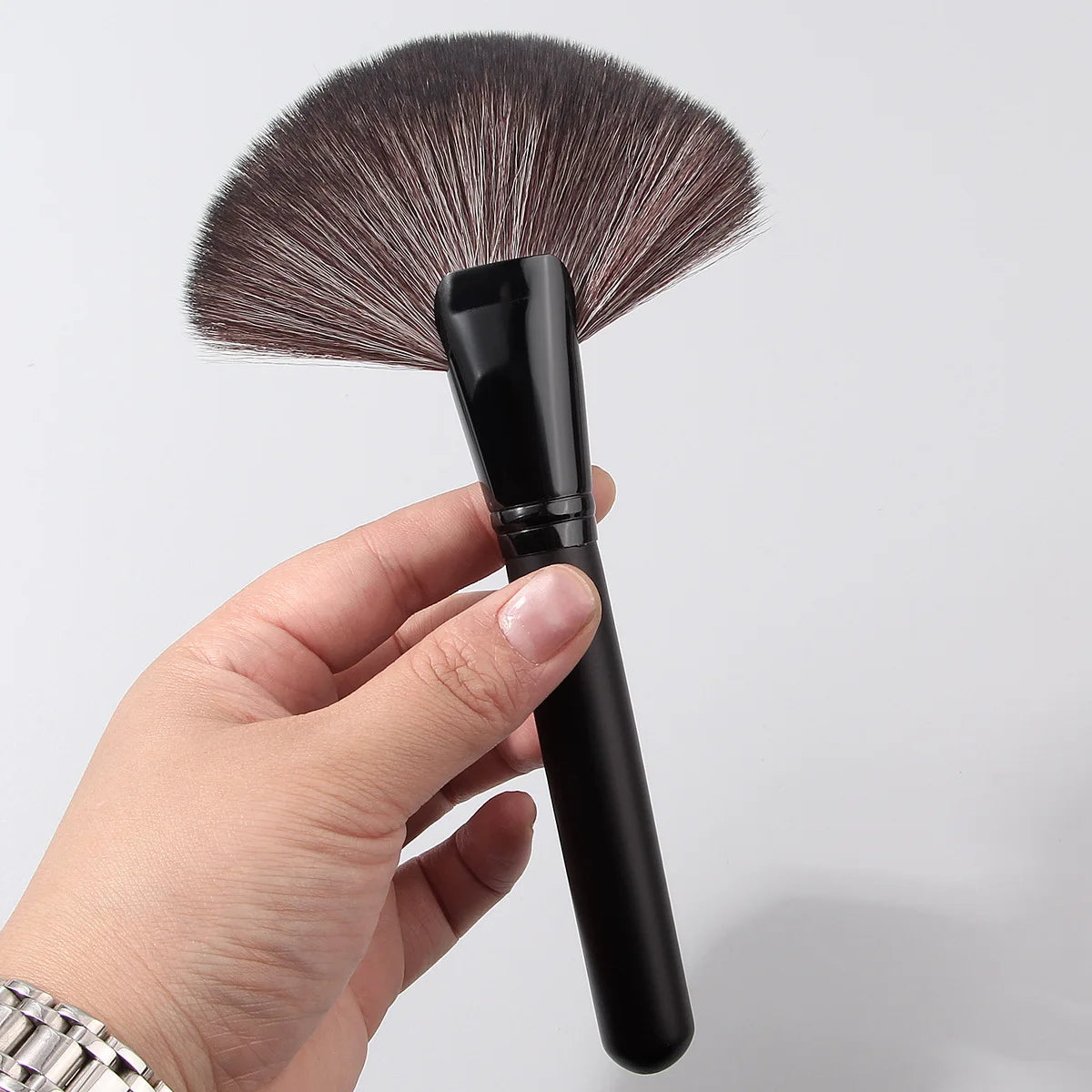 Luxury Wooden Handle Fan Makeup Brush Finishing Powder Brush Multi-use Professional Makeup Brush Quake