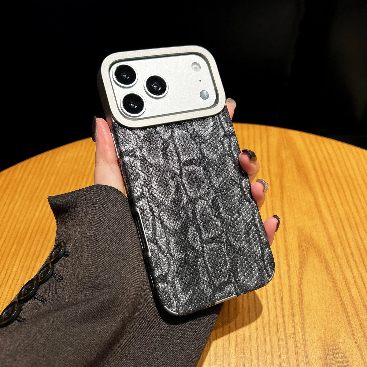 Fashion Snake Pattern Phone Case Compatible with MagSafe for iPhone 16/17 pro Max Wireless Charging Protective Cover Quake Black iPhone 16 Pro Max