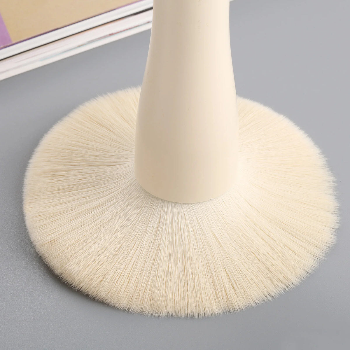 Single Large Powder Brush Professional Soft Synthetic Bristles Gentle For All Skin Types Ideal For Setting Powder Daily Makeup Quake