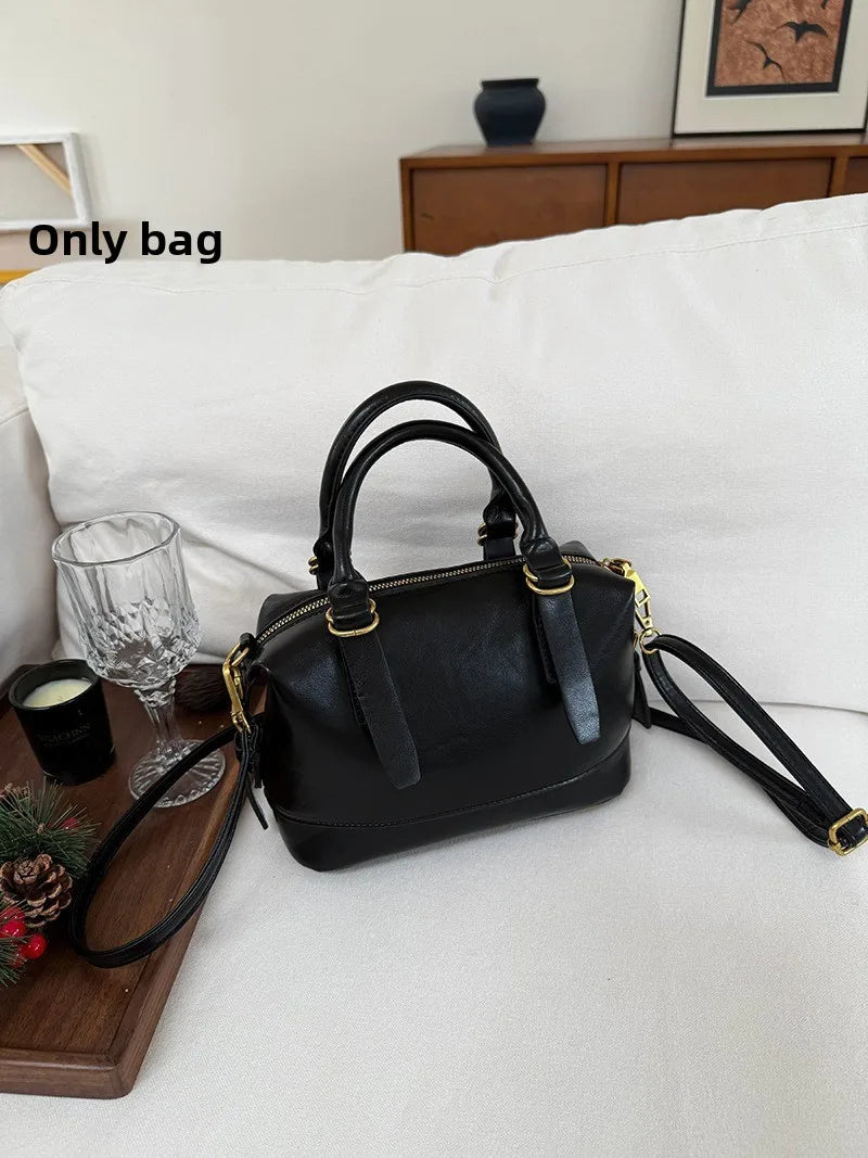 Versatile Portable Bowling Bag Women's Autumn and Winter New Retro Fashion Pillow Bag Commuter Shoulder Messenger Bag Quake black 21x11x14cm
