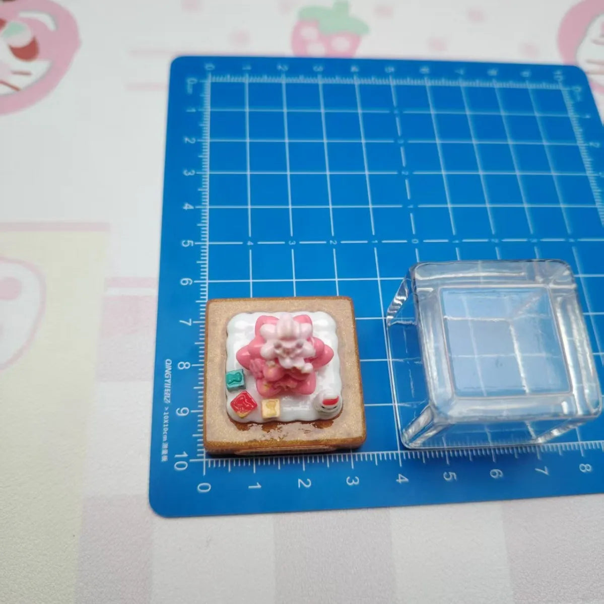 2Pcs Kawaii Christmas Set Box Miniature Figurines Resin DIY Crafts Statue Fairy Garden Accessory Desktop Ornament For Home Decor Quake