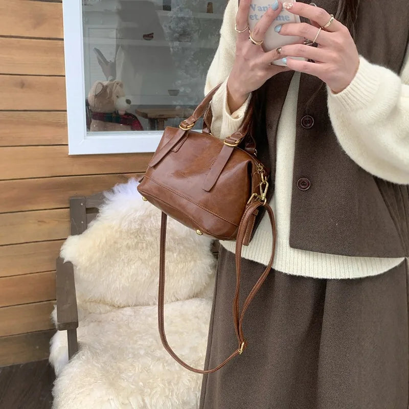 Versatile Portable Bowling Bag Women's Autumn and Winter New Retro Fashion Pillow Bag Commuter Shoulder Messenger Bag Quake