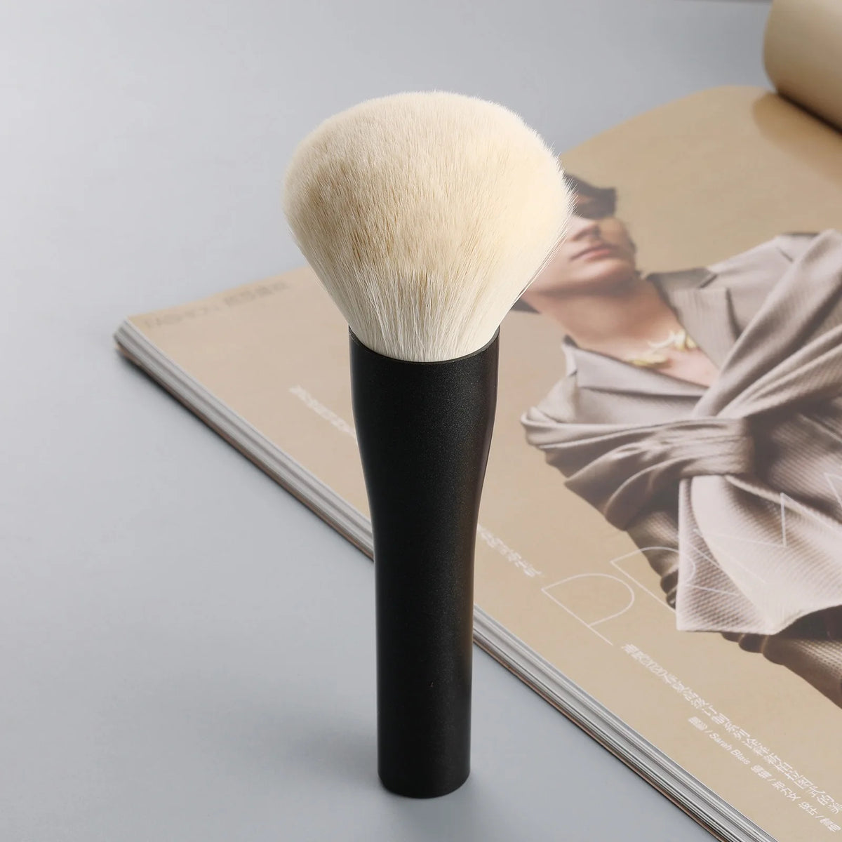 Single Large Powder Brush Professional Soft Synthetic Bristles Gentle For All Skin Types Ideal For Setting Powder Daily Makeup Quake Black