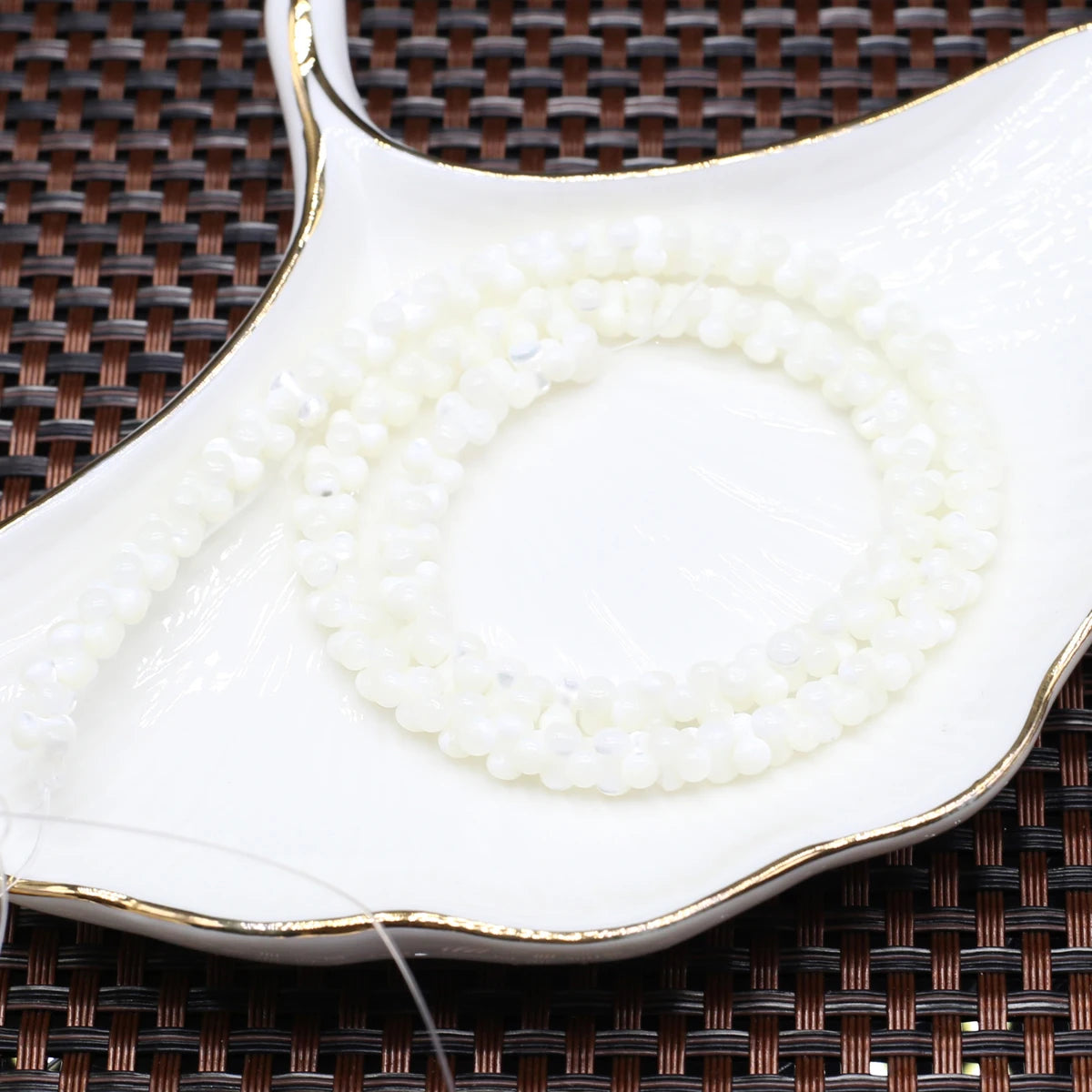 Mew Style Shell Beads Shell Small Bone-Shaped Beads 3x6mm For Jewelry Making DIY Necklace Bracelet Earrings Accessory Quake WHITE 3x6mm