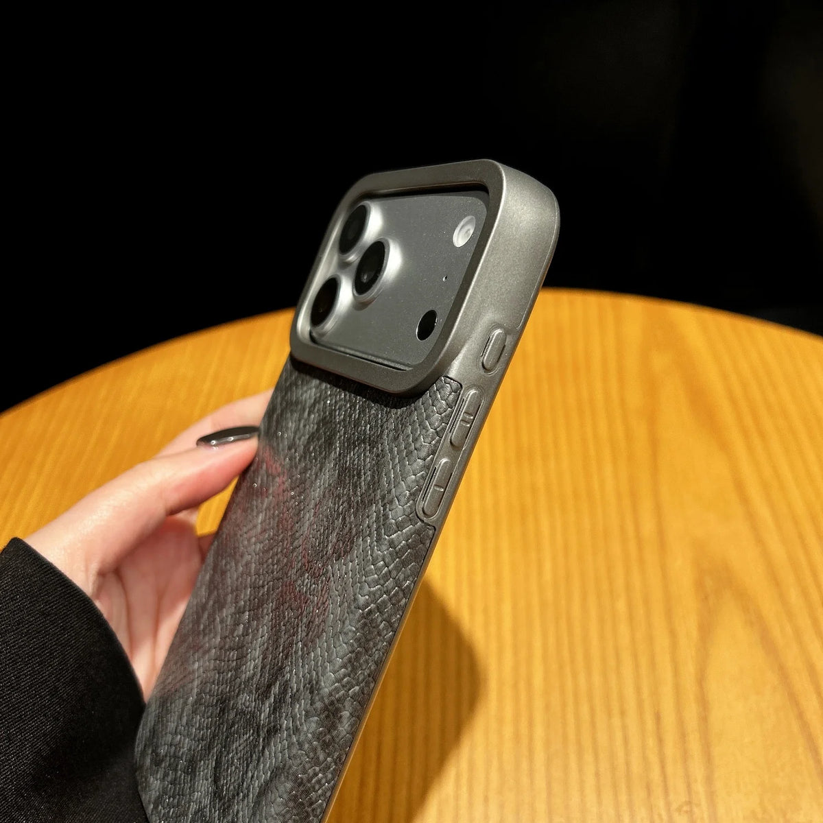 Fashion Snake Pattern Phone Case Compatible with MagSafe for iPhone 16/17 pro Max Wireless Charging Protective Cover Quake