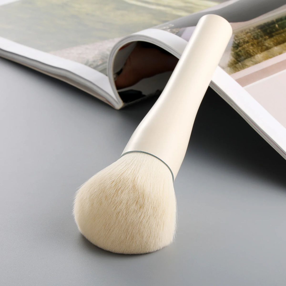 Single Large Powder Brush Professional Soft Synthetic Bristles Gentle For All Skin Types Ideal For Setting Powder Daily Makeup Quake