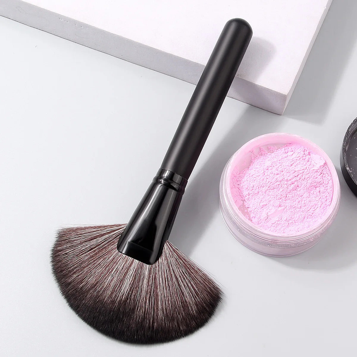 Luxury Wooden Handle Fan Makeup Brush Finishing Powder Brush Multi-use Professional Makeup Brush Quake