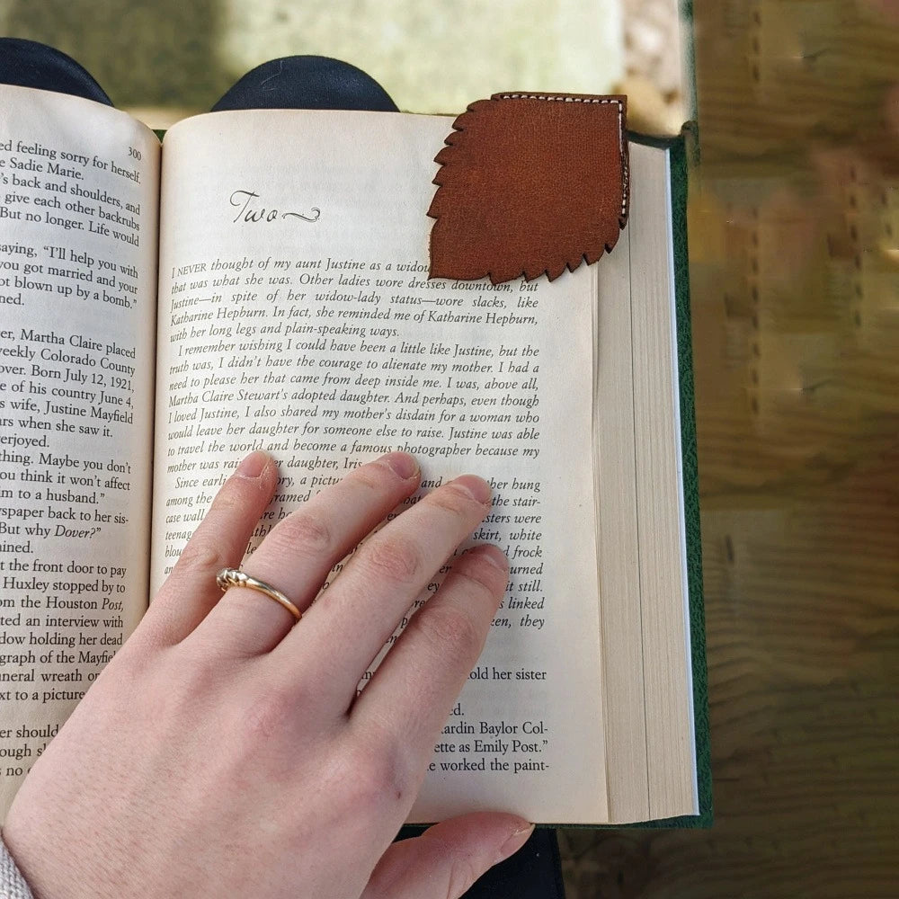 Creative Leaf Shaped Leather Bookmark Retro Maple Page Holder Book Marker for Study Reading Accessories Quake