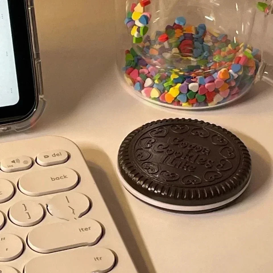 1pc Mini Pocket Chocolate Makeup Mirror Cookie Biscuits Compact Make Up Mirror with Comb Portable Traveling Folding Mini Miroir Quake