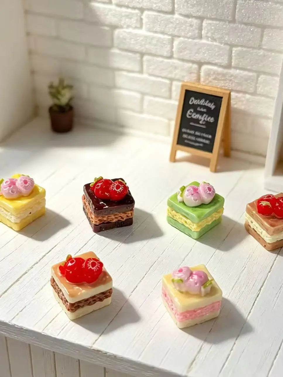 10pcs Sweet Strawberry Sandwich Resin Simulated Food Play DIY Accessories Micro Landscape For Kitchen Ornament Doll House Decor Quake