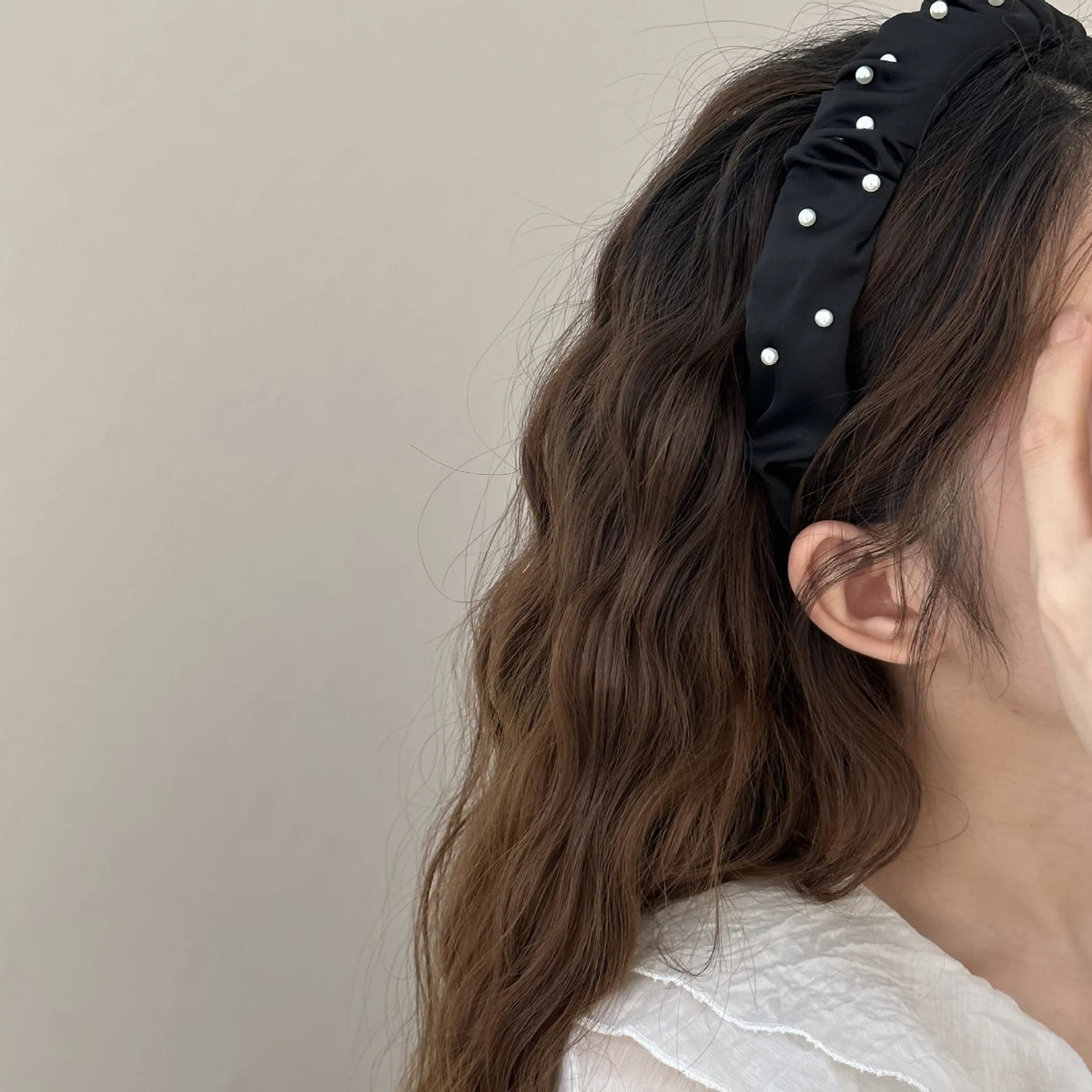Vintage Wrinkled Pearl Headand Girls Sweet Elegant Hair Hoop Women Fashion Versatile Wide Edge Outdoor Travel Hair Accessories Quake