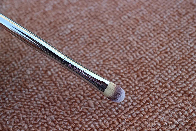 IT212 Beauty Cosmetic Brush Silver Chromed Handle Professional Concealer Brushes Eyeshadow Brush Makeup Pen Tool Quake