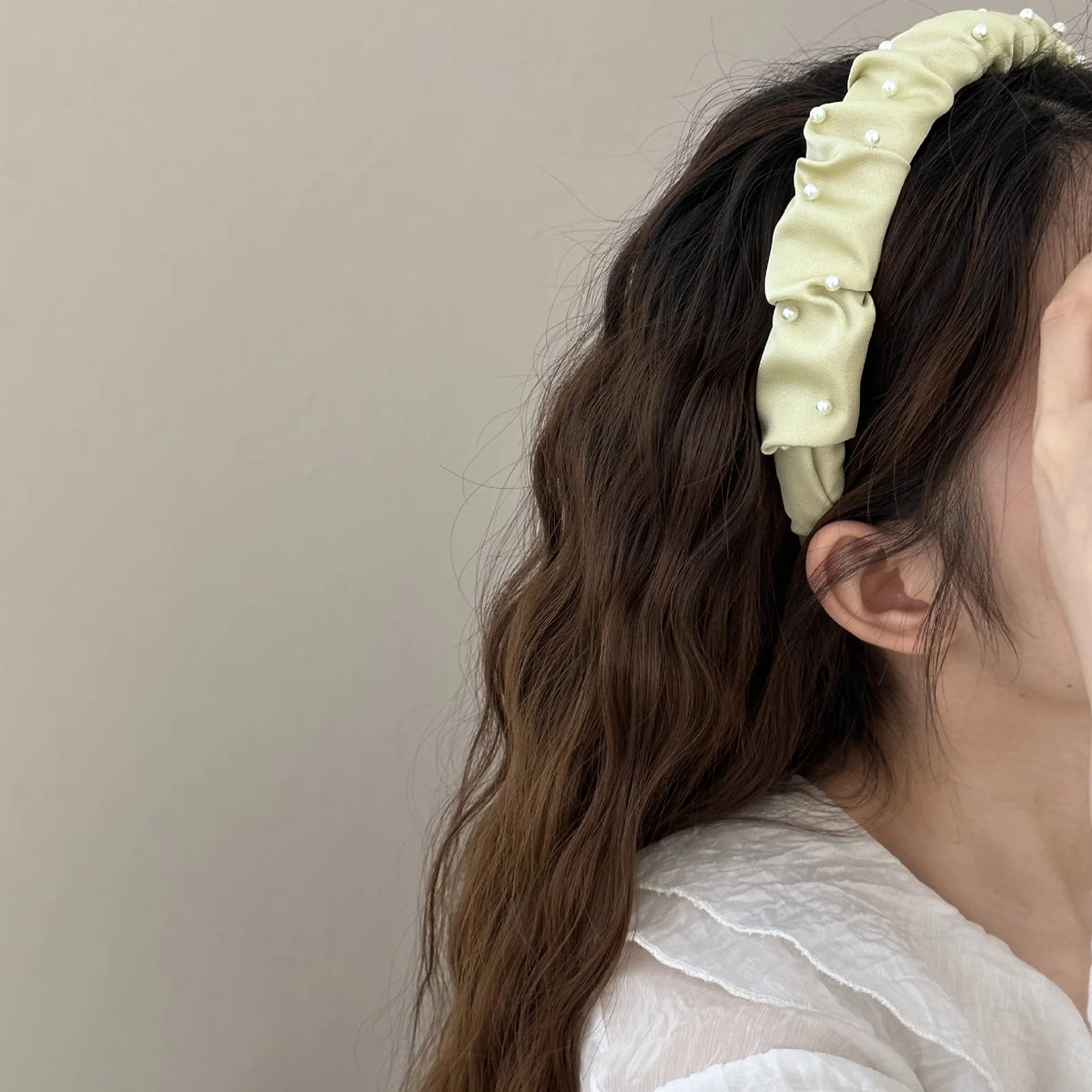 Vintage Wrinkled Pearl Headand Girls Sweet Elegant Hair Hoop Women Fashion Versatile Wide Edge Outdoor Travel Hair Accessories Quake
