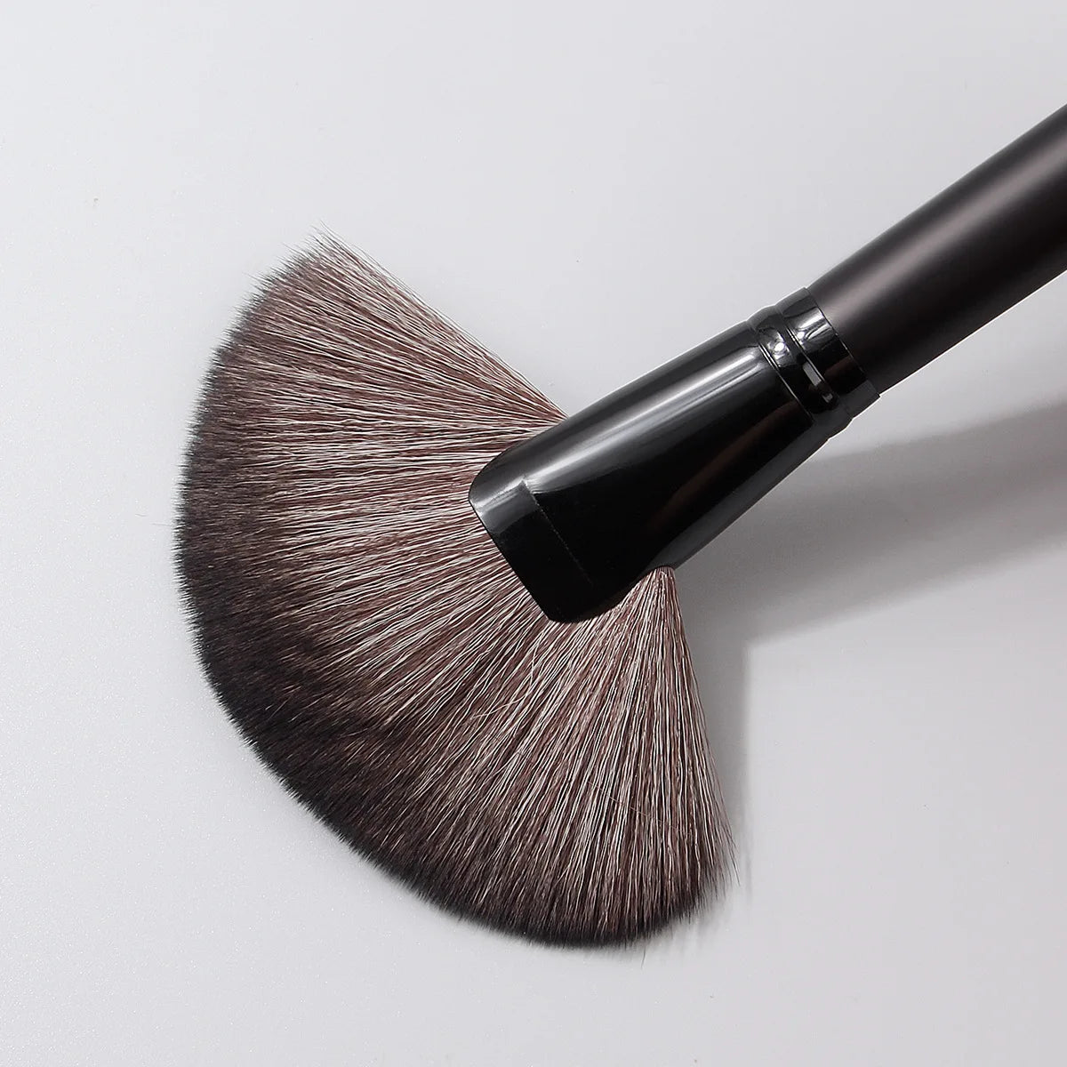 Luxury Wooden Handle Fan Makeup Brush Finishing Powder Brush Multi-use Professional Makeup Brush Quake