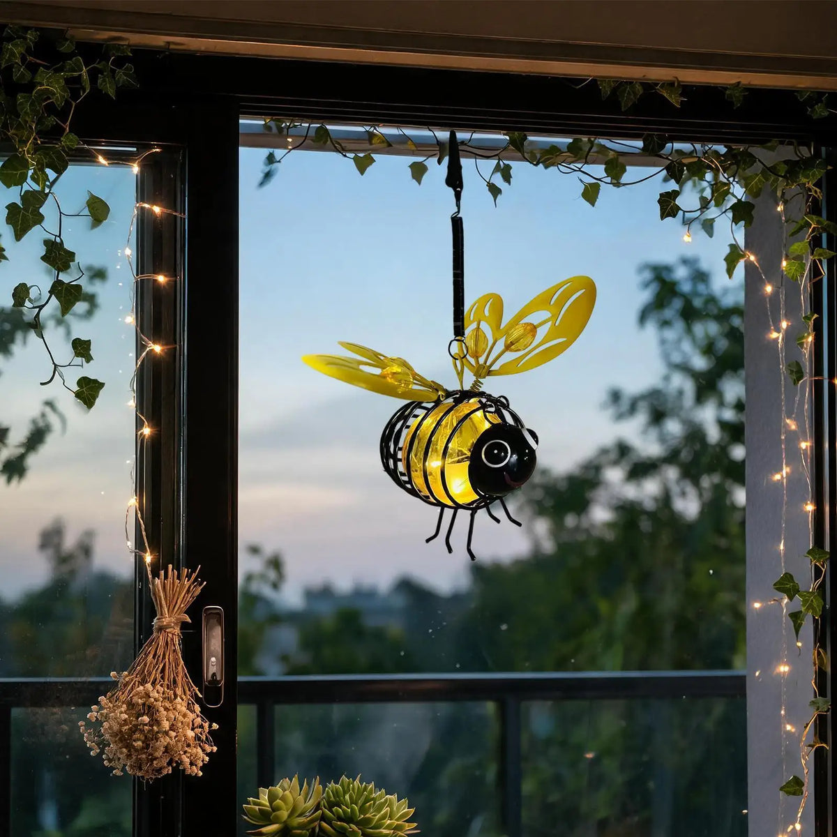 Solar Outdoor Lantern Hangable Bee-Shaped Weather-Resistant Ornament LED Solar Pathway Light for Backyard Patio Fence Wall Quake