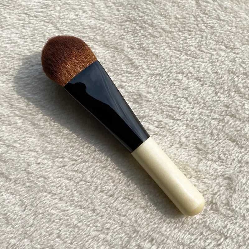 Triangle Foundation Makeup Brush Precise Buffing Liquid Foundation Cosmetic Brush Concealer Beauty Brush Make up Tools Quake