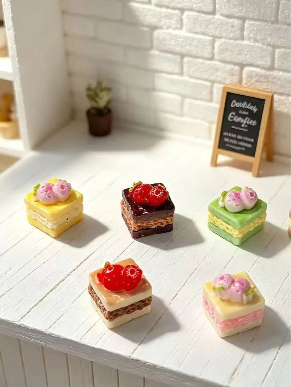10pcs Sweet Strawberry Sandwich Resin Simulated Food Play DIY Accessories Micro Landscape For Kitchen Ornament Doll House Decor Quake