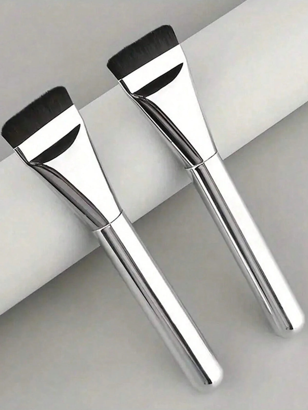 Foundation Brush with a Flat Blade-Shaped Head, Ultra-Thin and Traceless Liquid Foundation Brush, Flat Silicone Mask Brush, Makeup Tool Quake