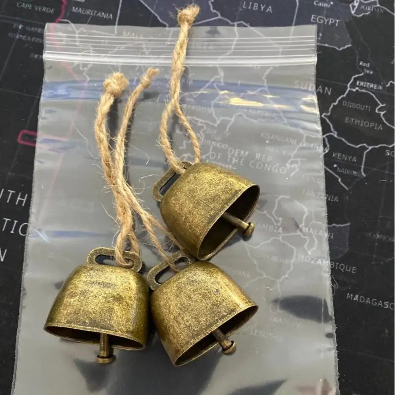 1Pcs Vintage Bell Pendant Rustic Metal Hanging Decorative Bell with Jute Rope Vintage Wind Chimes Wall Hanging Home Decor Quake Bronze