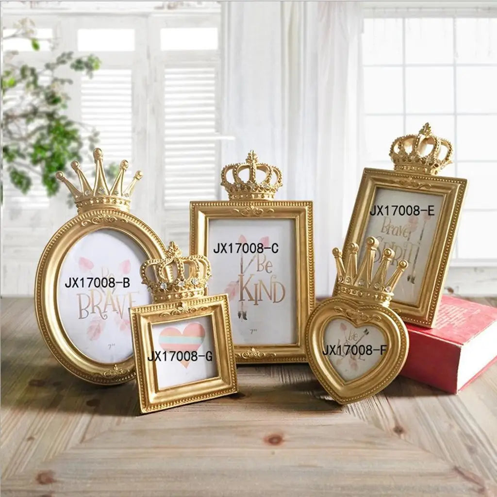 Decorative Gold Photo Frame Resin Crown Stand Vintage Golden Frame for Setup Decoration and Wedding Party Home Decor Quake