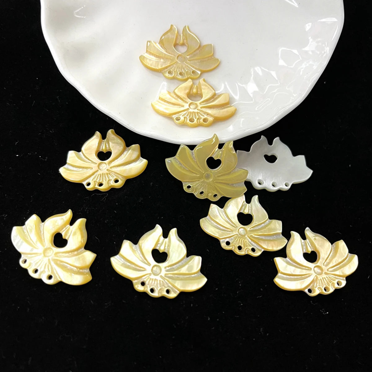 3Pcs Lotus Pendant Accessory Freshwater Shell Pendant Beads For Jewelry Making DIY Earrings Necklace Tassel Accessory Quake Yellow
