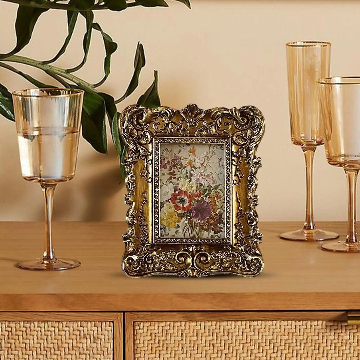 Retro Style Photo Frame Picture Holder Tabletop Wall Mounted Collection Hand Carved Floral Resin Picture Frame for Home Decor Quake