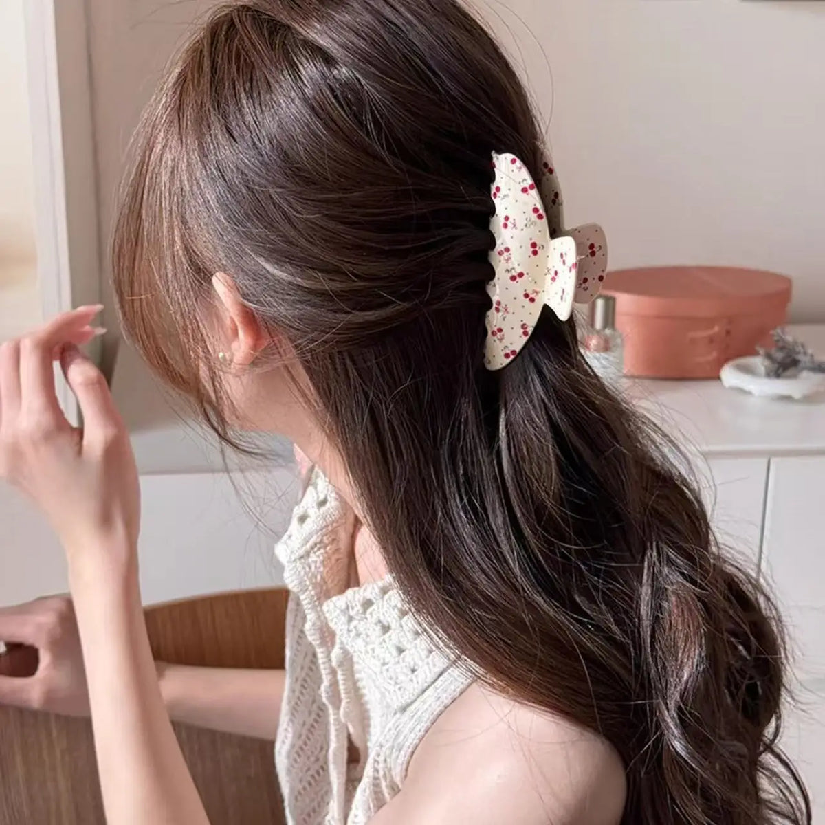 Acrylic Cherry Rose Print Hair Claw Sweet Rhinestone Women Girls Shark Clip Hair Crab Clip for Women Girls Elegant Accessories Quake
