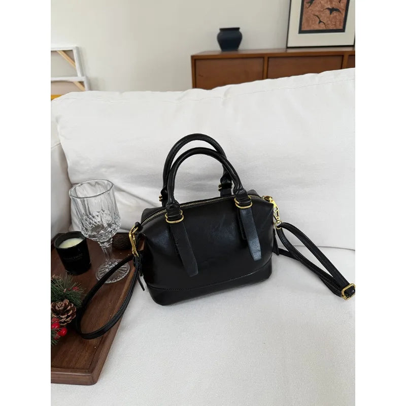 Versatile Portable Bowling Bag Women's Autumn and Winter New Retro Fashion Pillow Bag Commuter Shoulder Messenger Bag Quake