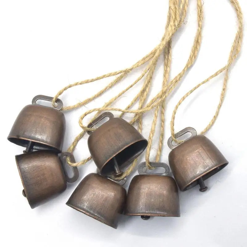 1Pcs Vintage Bell Pendant Rustic Metal Hanging Decorative Bell with Jute Rope Vintage Wind Chimes Wall Hanging Home Decor Quake Red Bronze