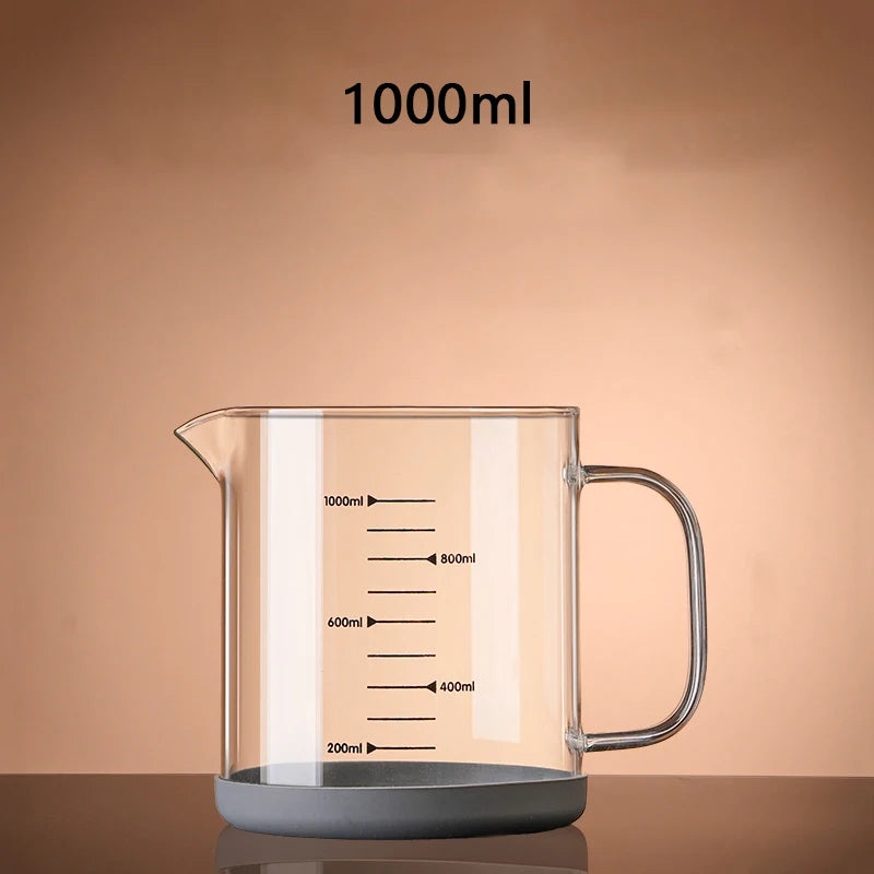 YWDL 1/1.5L High Borosilicate Glass Measuring Cup with Removable Silicone Base Heat Resistant Pitcher with Scale Mark Baking Cup Quake 1000ml