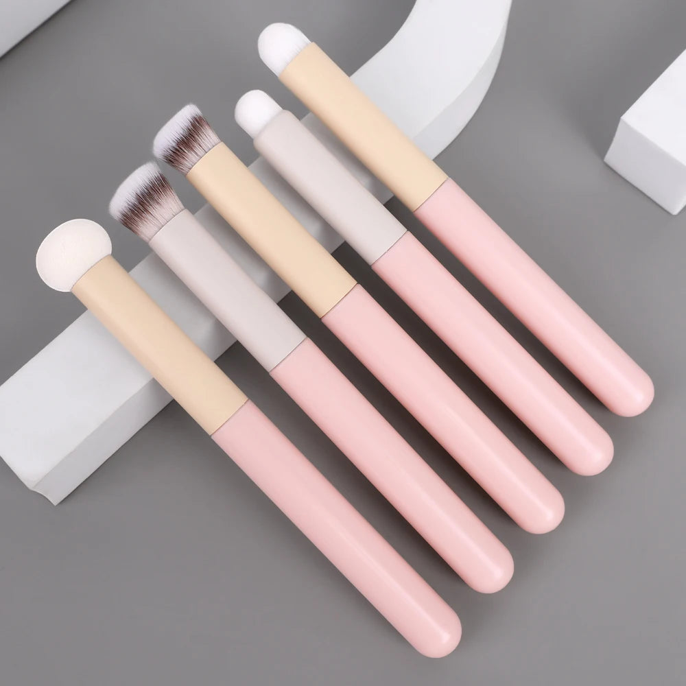 Sponge Concealer Makeup Brushes Lipstick Lip Brush Soft Makeup Powder Puff Wet Dry Use Face Contouring Blending Makeup Brushes Quake