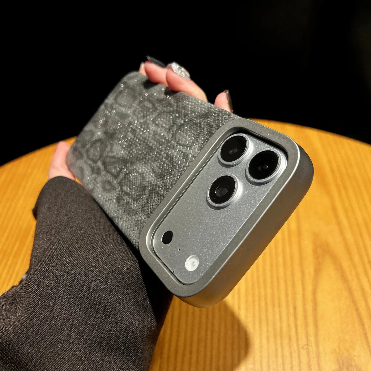 Fashion Snake Pattern Phone Case Compatible with MagSafe for iPhone 16/17 pro Max Wireless Charging Protective Cover Quake